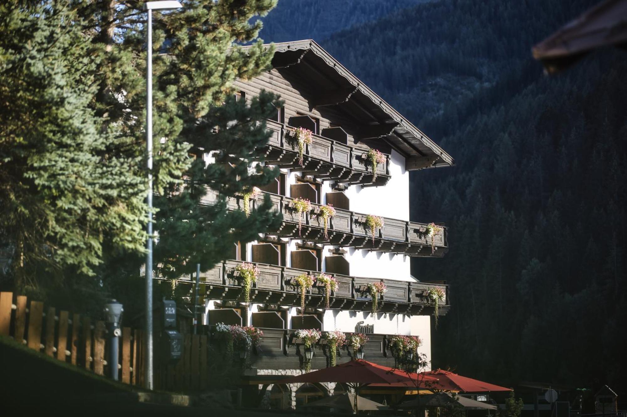 Berghotel Basur - Das Schihotel Am Arlberg Flirsch Exterior photo